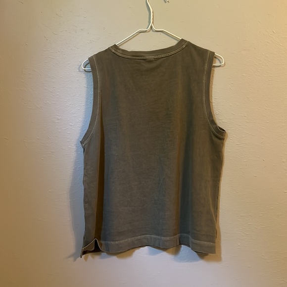 Old Navy Sleeveless Shirt - Picture 2 of 3